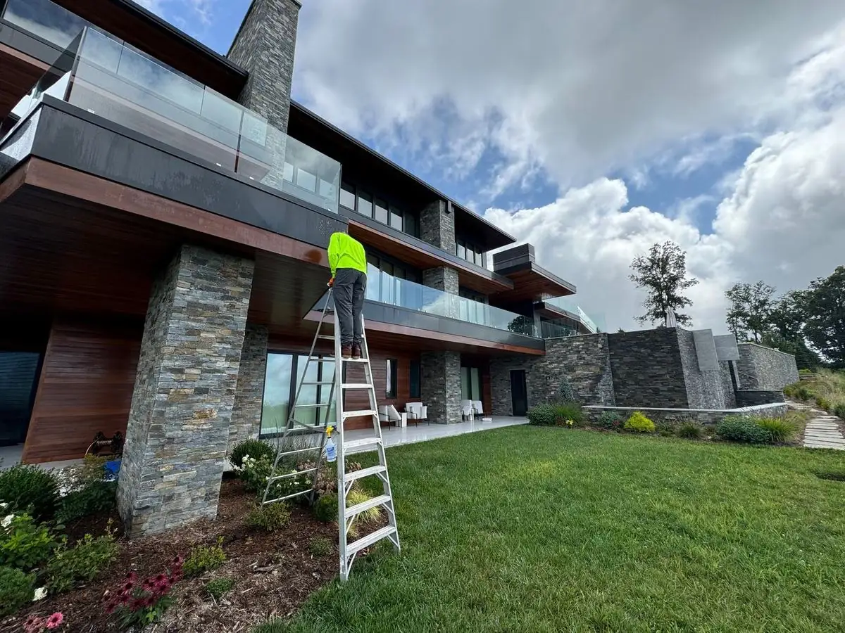 Cleaning efflorescence from metal fascia